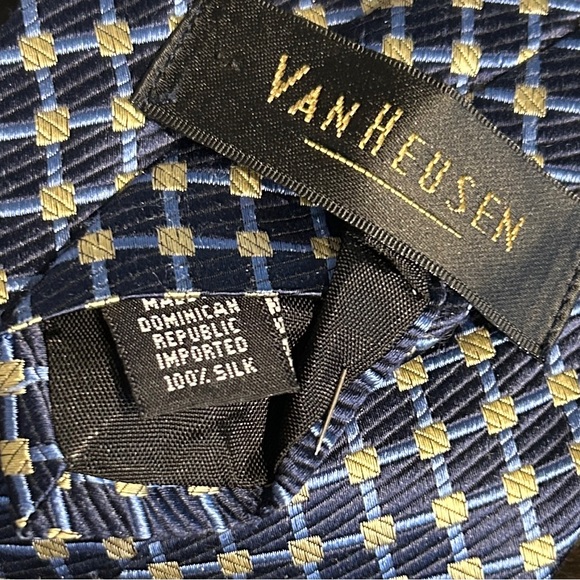 VAN HEUSEN Men’s 100% Silk Tie Blue & Yellow Geometric Design - Picture 4 of 6